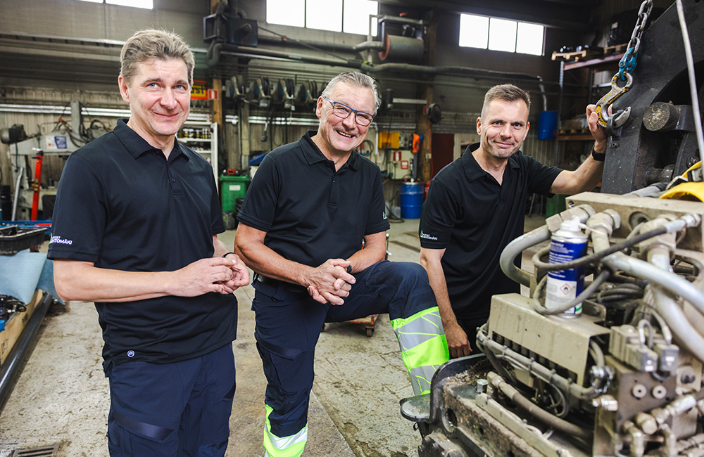 Jani, Pertti and Marko in their black shirts posing in the engine hall.